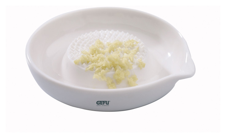Die GEFU Ingwerreibe Puro reibt den Knoblauch fein und ist mit einem Ausguss ausgestattet - perfekt für stilvolle Dekorationen.