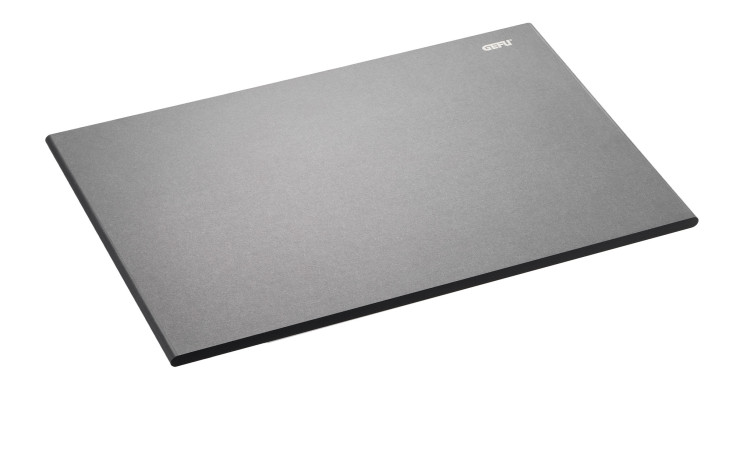 Eine rechteckige 30 x 20 cm große GEFU Schneidebrett Slize mit Logo oben rechts, dargestellt auf weißem Hintergrund.