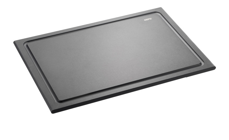 Das GEFU Schneidebrett Slize 37 x 25 cm ist ein rechteckiges Schneidebrett mit erhabenem Rand, abgebildet schräg auf weiß.