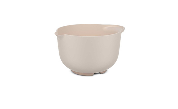 Eine beigefarbene Mepal Rührschüssel Chef it 3000 ml mit Ausgießer, dargestellt vor einem weißen Hintergrund.