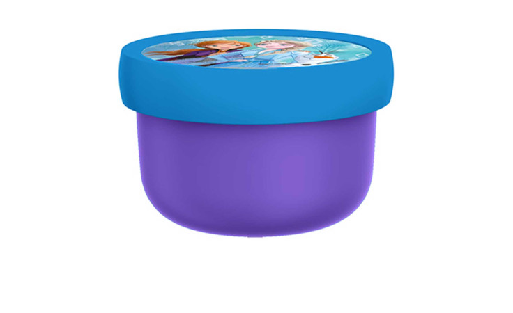Eine kleine lila Mepal Fruchtbox Campus Frozen 2 (300 ml) mit blauem Deckel mit animierten Figuren.