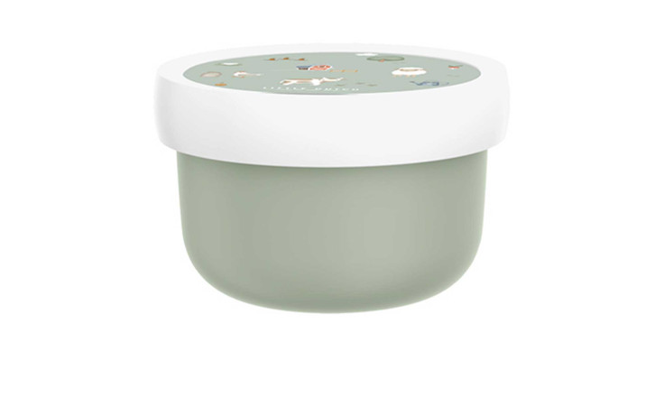 Grüne Mepal Fruchtbox Campus Little Farm 300 ml mit weißem Deckel, bunt dekoriert, auf weißem Hintergrund.