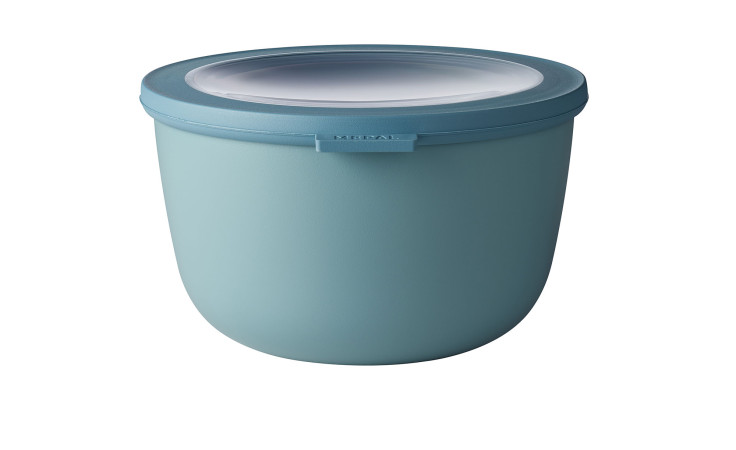 Ein runder grüner Mepal Multischüssel Cirqula 2 l Lebensmittelbehälter mit durchsichtigem Deckel auf weißem Hintergrund.