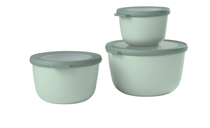 Drei Mepal Multischüssel-Set Cirqula 3-tlg. grüne Behälter mit Deckeln, gestapelt auf weißem Hintergrund.