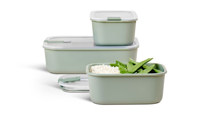 Drei Mepal Frischhaltedosen-Set Easyclip-Behälter; einer davon gefüllt mit Reis und Zuckerschoten.