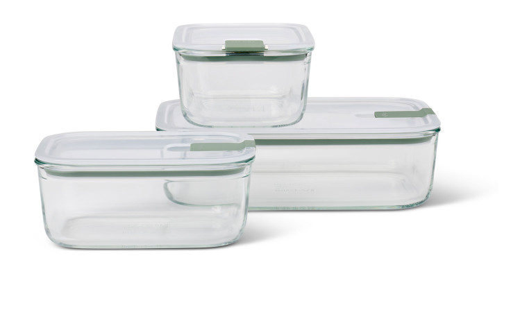 Mepal Frischhaltedosen-Set Easyclip 3-tlg.: drei klare Behälter mit grünen Deckeln, gestaffelt auf weißem Grund.