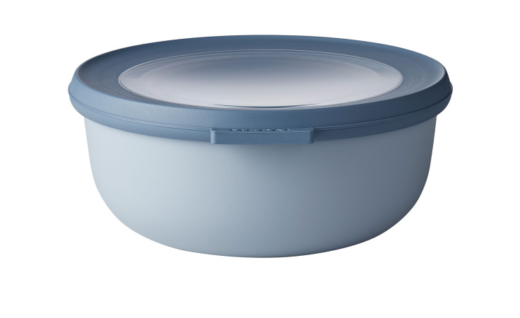 Hellblauer Mepal Multischüssel Cirqula 750ml Behälter mit aufgesetztem Deckel und klarer Mitte auf weißem Hintergrund.