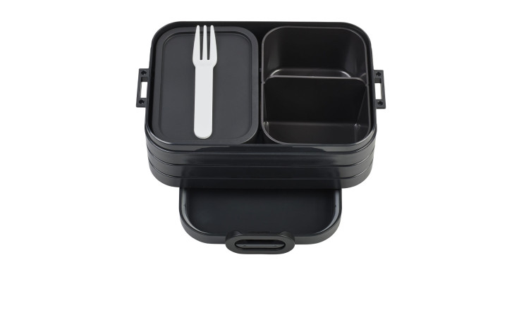 Die Mepal Lunchbox Take a Break 900 ml in Schwarz hat drei Fächer, ist stapelbar mit abgenommenem Deckel und weißer Gabel obenauf.
