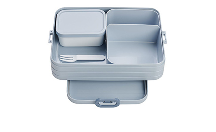 Mepal Lunchbox Take a Break 1.5L, blau, mit 3 Fächern, kleinem Behälter und weißer Gabel auf weißem Hintergrund.