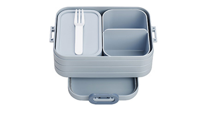 Die Mepal Lunchbox Take a Break 900 ml: grauer Kunststoff, 3 Fächer, weiße Gabel & Deckel - ideal für unterwegs.