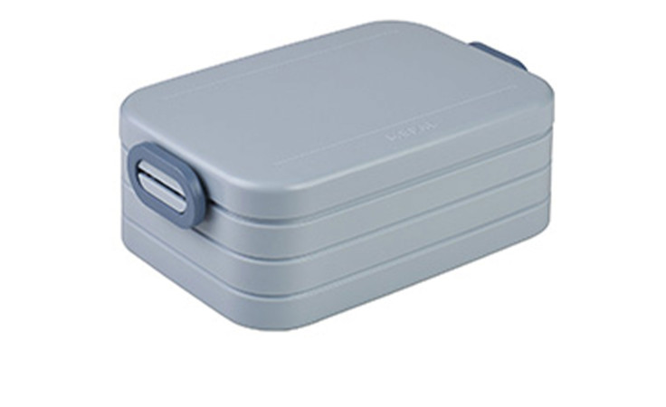Die Mepal Lunchbox Take a Break 900 ml ist eine hellgraue, stapelbare, rechteckige Box mit abgerundeten Kanten und seitlichem Griff.