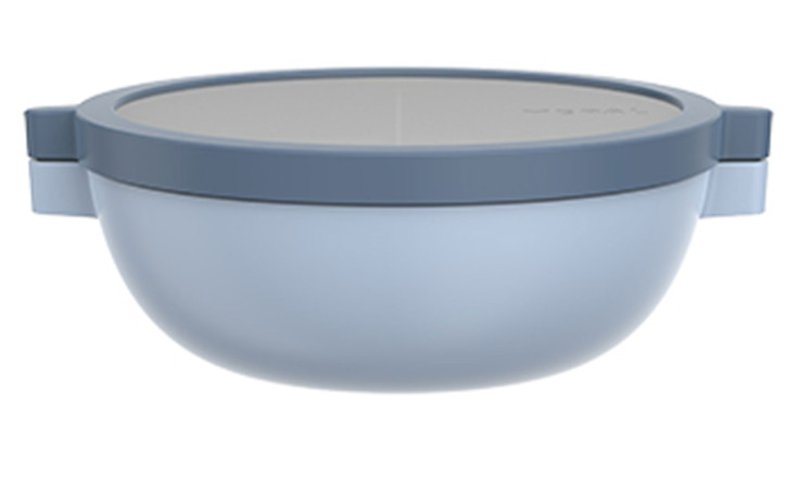 Die Mepal Lunchbowl Vita 1,5 l ist ein runder, hellblauer Lebensmittelbehälter mit einem dunkelblauen Deckel und seitlichen Clips.