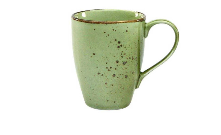 Der Creatable Kaffeebecher Nature 300 ml ist ein grüner Steingutbecher mit braunen Sprenkeln und einem geschwungenen Henkel, 11 cm hoch.