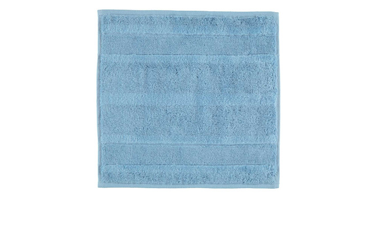 Duschtuch Noblesse 80x160 cm von Cawö: hellblaues Naturfaserhandtuch mit weicher, strukturierter Oberfläche und Streifenakzenten.