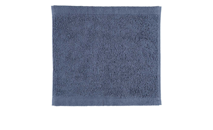 Ein fein säuberlich gefaltetes Cawö Seiftuch Lifestyle 30 x 30 cm in Nachtblau Naturfaser auf weißem Hintergrund.