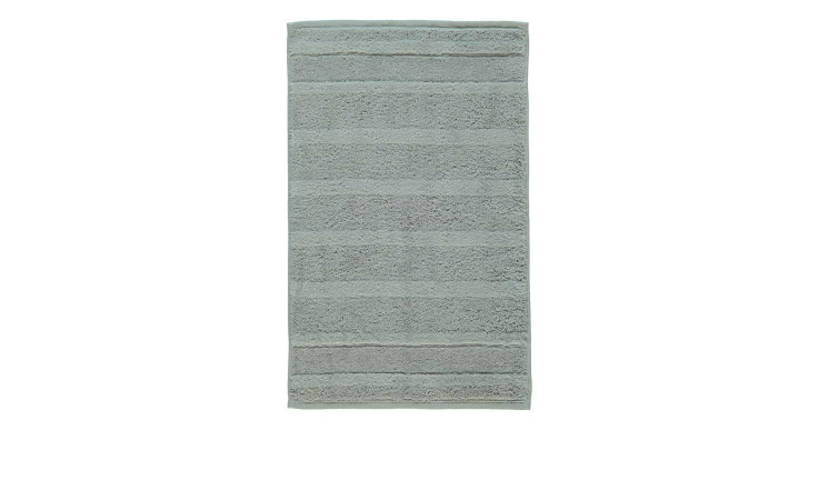 Das Cawö Gästehandtuch Noblesse 30 x 50 cm in platinfarbener Naturfaser mit feinen Streifen auf weißem Hintergrund.