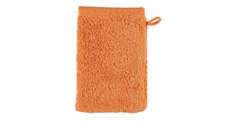 Der Cawö Waschhandschuh Lifestyle 16 x 22 cm Frotteewaschhandschuh in orange mit Aufhängeschlaufe, abgebildet auf weiß.
