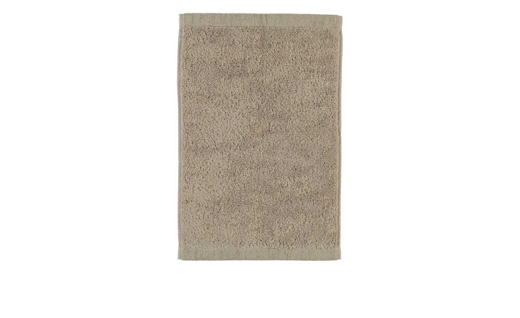 Ein gefaltetes beigefarbenes Cawö Gästehandtuch Lifestyle 30 x 50 cm wird vor einem weißen Hintergrund gezeigt.
