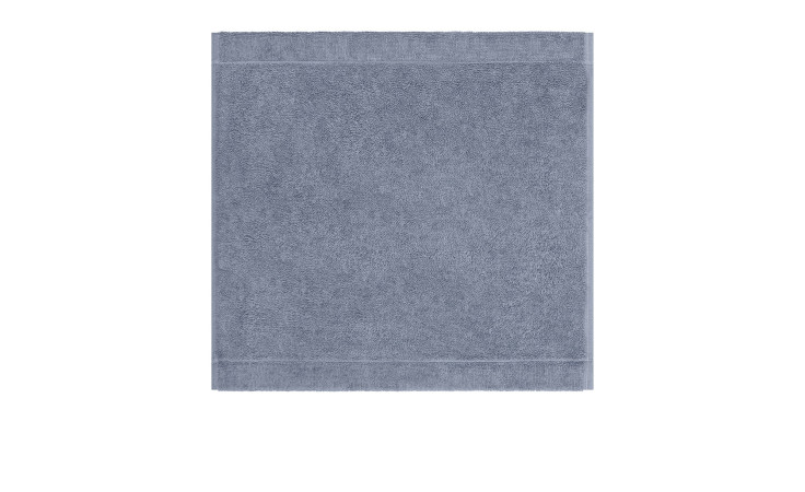 Ein sauber gefalteter Cawö Seiflappen Lifestyle 30x30 cm in schlichtem blau mit dezentem Rand, auf weißem Hintergrund.