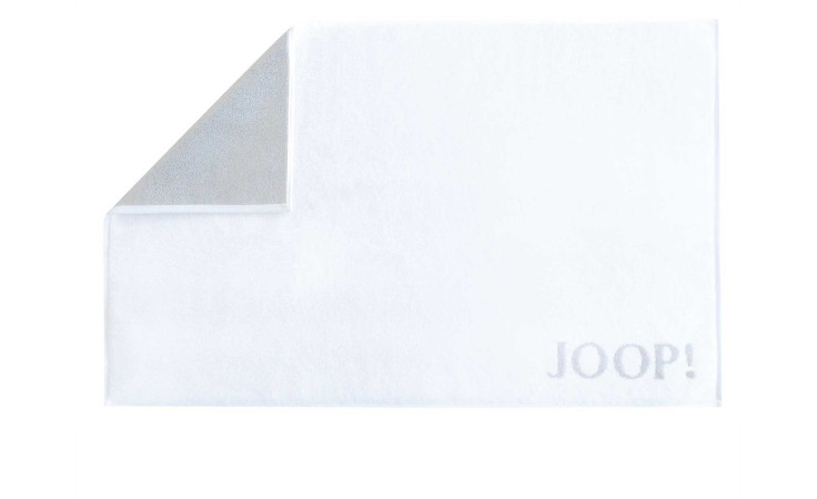 JOOP! Badematte Classic 50 x 80 cm aus weißen Naturfasern mit hellgrauer Joop-Stickerei und umgeschlagener Ecke.