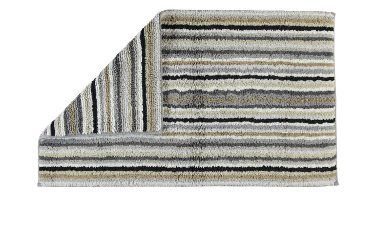 Cawö Badteppich Lifestyle 60 x 100 cm mit Querstreifen in Grau und Beige, Ecke gefaltet, um die Rückseite zu zeigen.