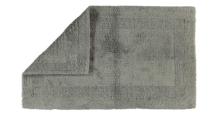 Der Cawö Wende-Badteppich 70 x 120 cm ist ein grauer, rechteckiger Badteppich mit strukturiertem Rand und einer gefalteten Ecke.