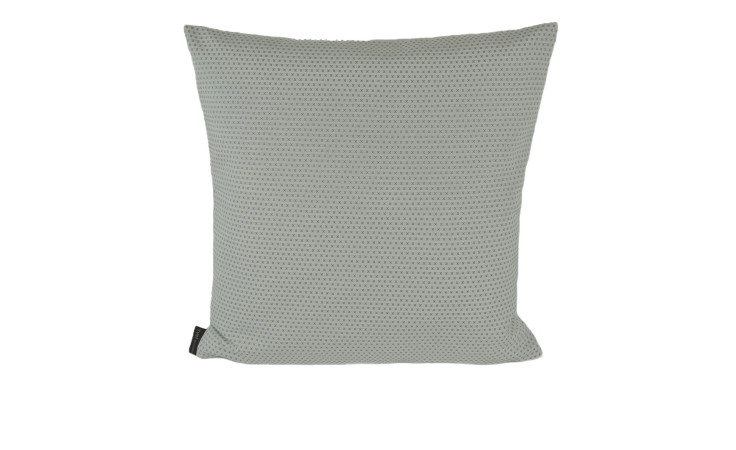 Eine hellgraue Kissenhülle Yuca 38x38 cm Farn mit kleinem schwarzem Anhänger, dargestellt auf weißem Hintergrund.