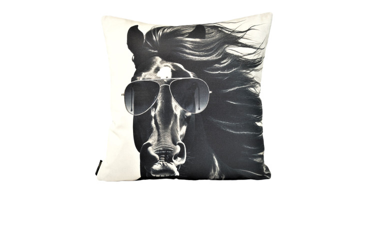 Kissenhülle Happy 45 x 45 cm mit coolem Pferd-Motiv in Sonnenbrille auf weiß, aus Naturfaser gefertigt.