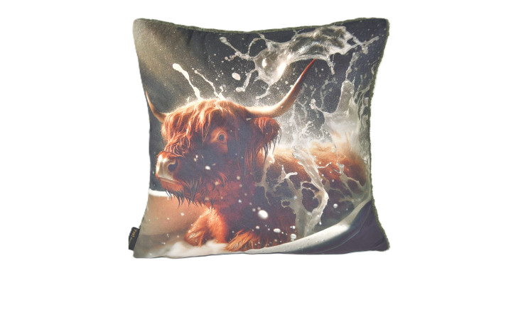 Die Kissenhülle El Toro 45 x 45 cm zeigt eine nasse, langhaarige Hochlandkuh, um die das Wasser spritzt.