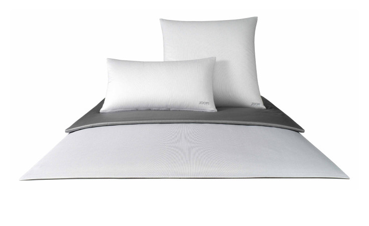 Ein Bett mit Joop Mako-Satin Bettwäsche 155x220 cm und einer dunkelgrauen Decke am Fußende.