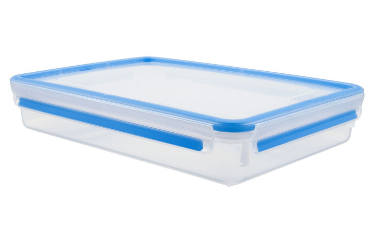 Die Emsa Frischhaltedose Clip & Close 2,6 l ist ein transparenter Lebensmittelbehälter mit einem blauen Deckel und seitlichen Verschlüssen.