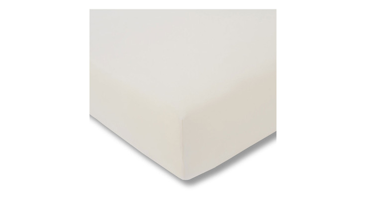 Nahaufnahme des Estella Jersey-Spannbettlaken 150 x 200 cm auf einer Matratze, vor einem schlichten weißen Hintergrund.