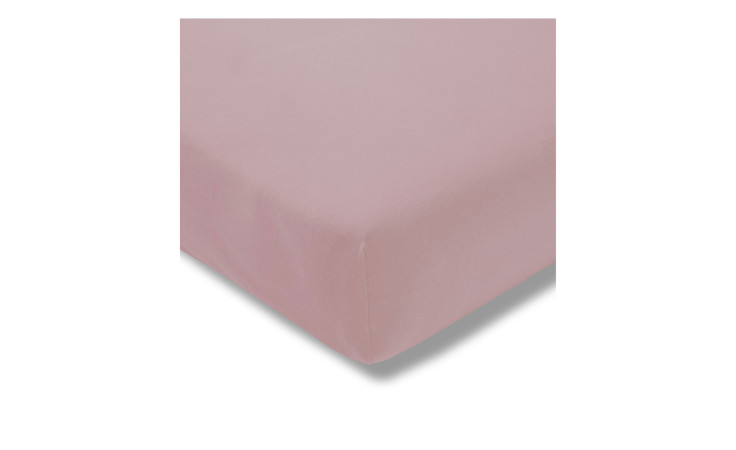 Nahaufnahme eines Estella Jersey-Spannbettlakens 100 x 200 cm in rosa, das eine Matratzenecke auf weißem Hintergrund bedeckt.
