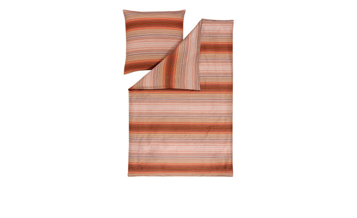 Mako-Satin-Bettwäsche Kiran 155 x 220 cm in orange, rot und braun auf weißem Hintergrund abgebildet.