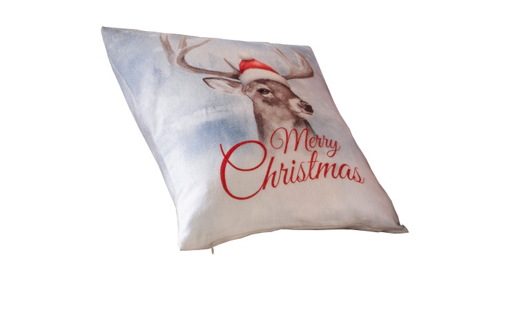 Bunte Kissenhülle Santa Wilbur 50x50 cm aus Baumwolle mit Rentier und "Merry Christmas" auf verschneitem Weiß.