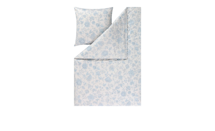 Mako-Jersey-Bettwäsche Valeria 155 x 220 cm in hellblauem Blumendessin mit Decke, flach auf weiß abgebildet.