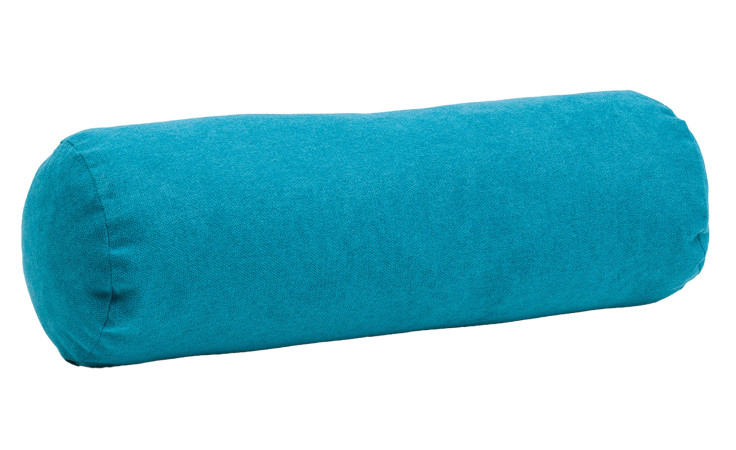 Eine zylindrische türkisfarbene Kissenrolle Darco 60x20 cm von Ambiente Trendlife mit Kunstfaserfüllung auf weißem Hintergrund.