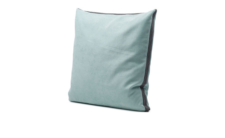 Ambiente Trendlife Kissenhülle Dali 50 x 50 cm in Aqua-Blau mit dunkler Paspel, stehend vor weißem Hintergrund.
