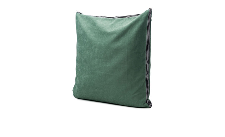 Eine große Kissenhülle Dali 50 x 50 cm von Ambiente Trendlife, salbei grün mit Streifen, steht aufrecht auf weiß.