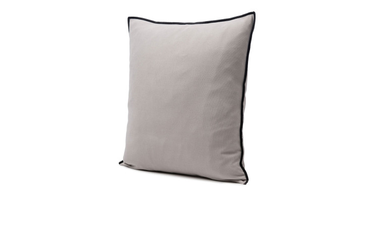 Die Ambiente Trendlife Kissenhülle Dali 40x40 cm in silber mit schwarzem Keder steht aufrecht auf weißem Grund.