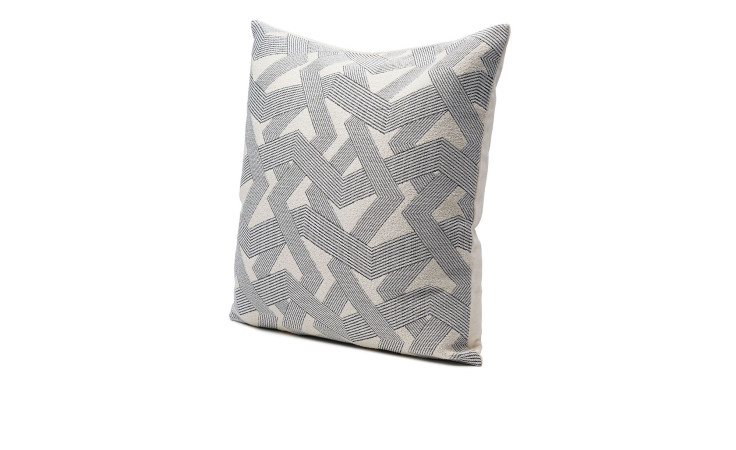 Kissenhülle Castellan 50x50 cm von Ambiente Trendlife mit schwarz-weißem Zickzack-Muster, stehend auf weißem Grund.