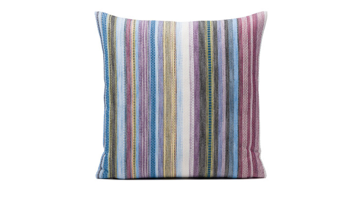 Kissenhülle Pina Colada 50x50 cm von Ambiente Trendlife mit bunten Streifen in Blau, Gelb, Grün, Lila und Rot auf Weiß.