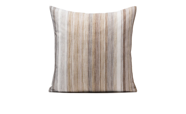 Die Ambiente Trendlife Kissenhülle Pina Colada 50x50cm zeigt vertikale Streifen in Beige, Braun und Grau auf Weiß.