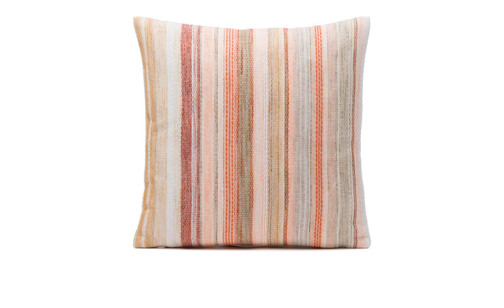 Ambiente Trendlife Kissenhülle Pina Colada 40x40 cm mit vertikalen Streifen in Apricot, Beige, Braun & Grau auf Weiß.