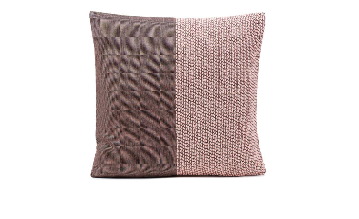 Ambiente Trendlife Kissenhülle Duke 40x40 cm: links braun, rechts rosa gemustert, auf weißem Grund.