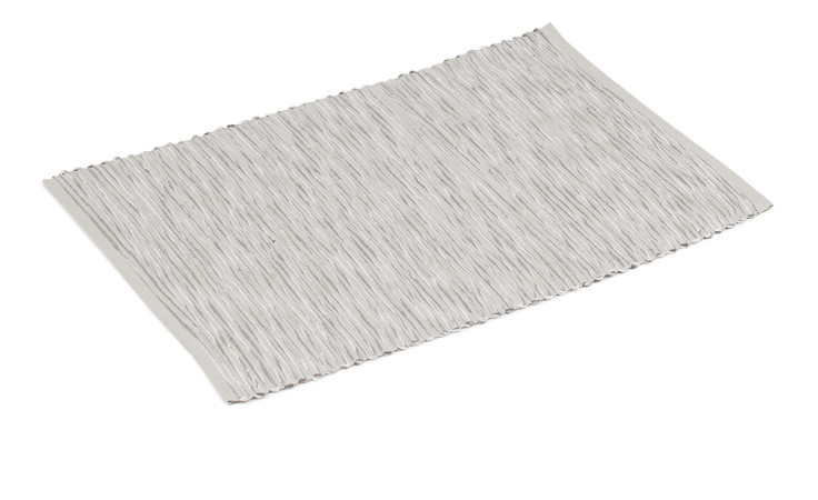 Ein rechteckiges silbernes Platzset Merano 35x50 cm von Ambiente Trendlife mit gewellten Rillen auf weißem Grund.