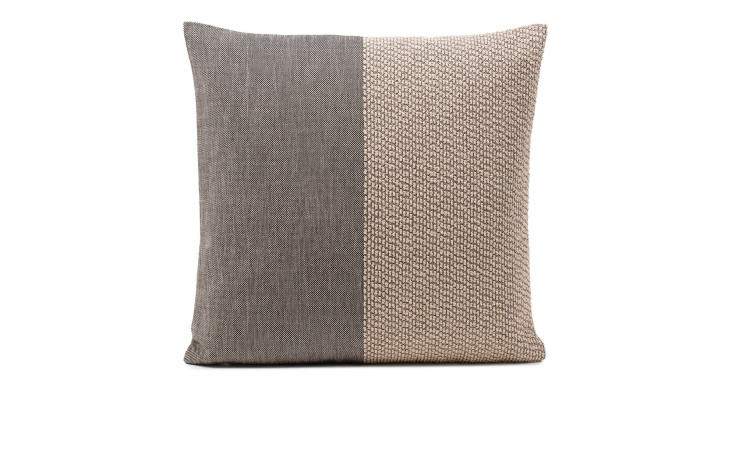 Kissenhülle Duke 50 x 50 cm von Ambiente Trendlife mit taupe-grauen Textil-Panels aus Synthetikfaser auf Weiß.