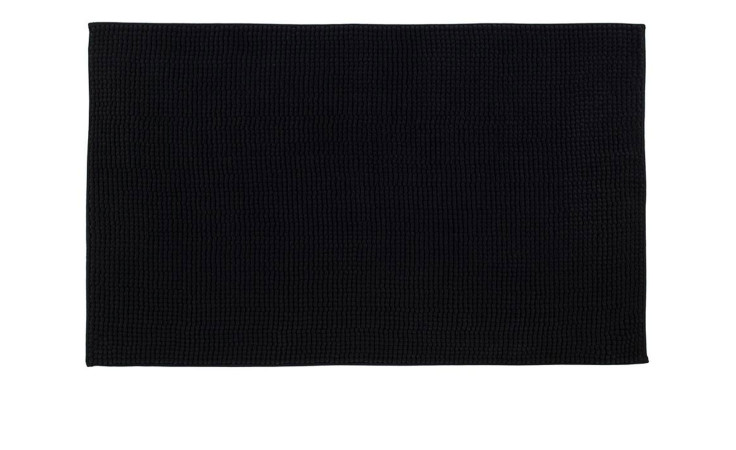 Ein schlichter, rechteckiger Badteppich Chenille 50 x 70 cm von Gözze, flach auf weißem Grund.