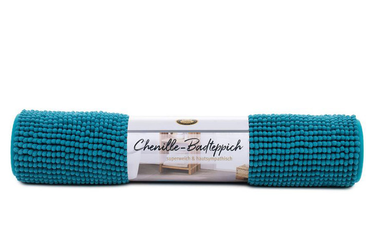 Ein aufgerollter Gözze Badteppich Chenille 70 x 120 cm mit einer Verpackung mit der Aufschrift Chenille-Badteppich.