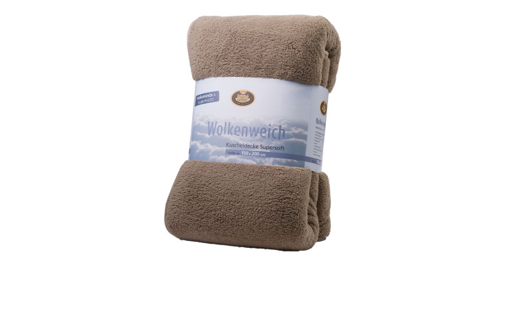 Eine aufgerollte, hellbraune Gözze Kuscheldecke Wolkenweich 150x200cm in Verpackung vor weißem Hintergrund.